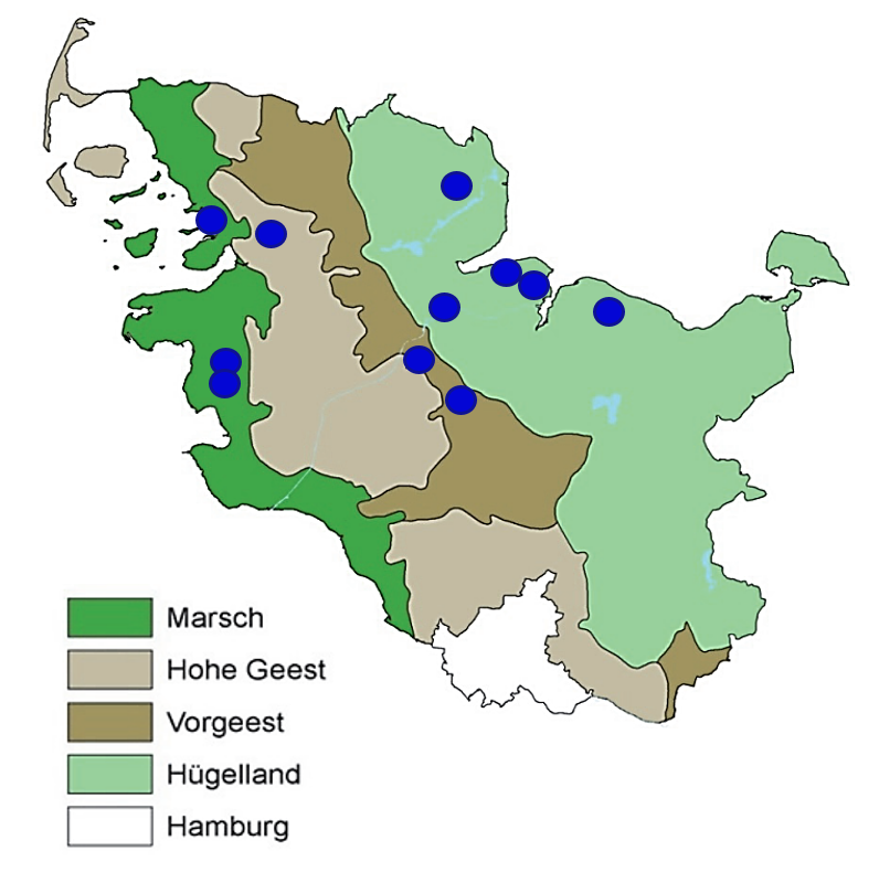 Zu sehen ist eine Karte von Schleswig-Holstein unterteilt in die drei Hauptnaturräume Östliches Hügelland, Vorgeest und Marsch. Dadrauf sind mit blauen Punkten die Standorte der landwirtschaftlichen Betriebe markiert.